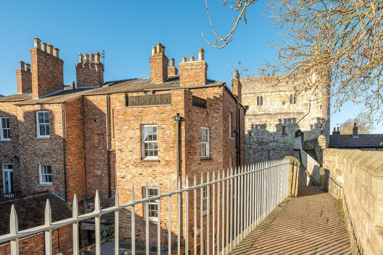Roman Walls View York Extérieur photo