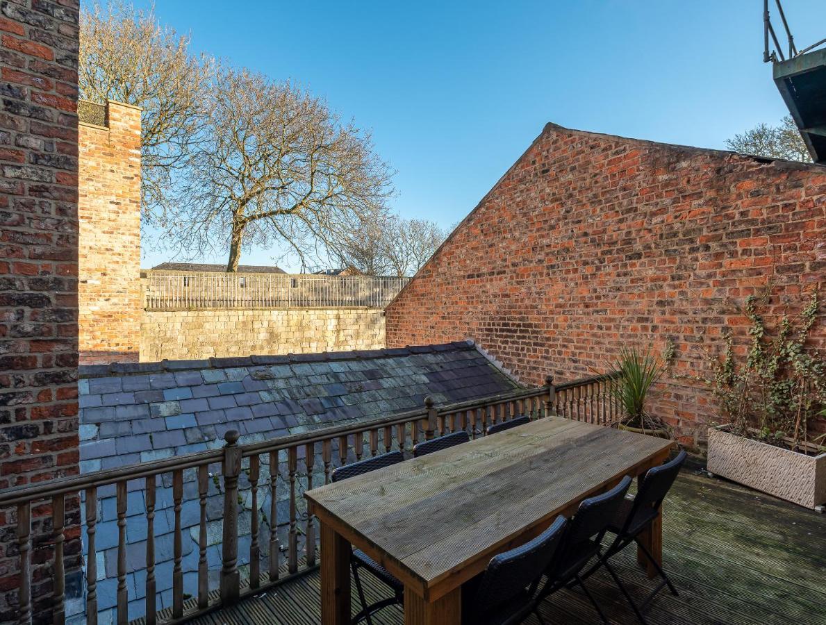 Roman Walls View York Extérieur photo