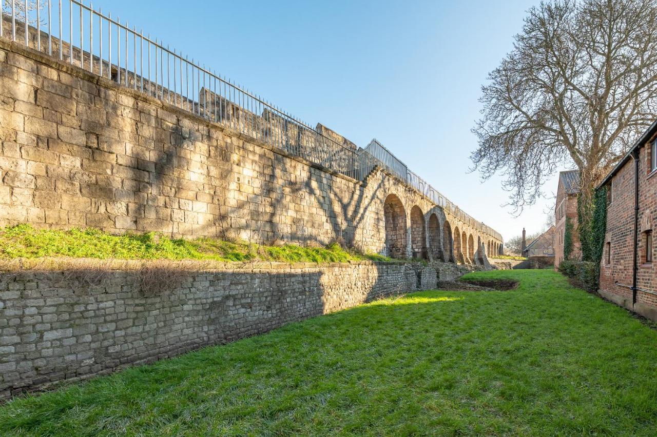Roman Walls View York Extérieur photo